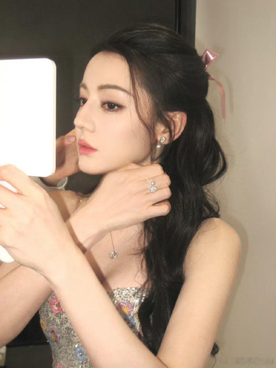 #迪丽热巴对接方辟谣#不传谣不信谣，工作室都亲自下场了，还是来欣赏我巴的绝世美貌