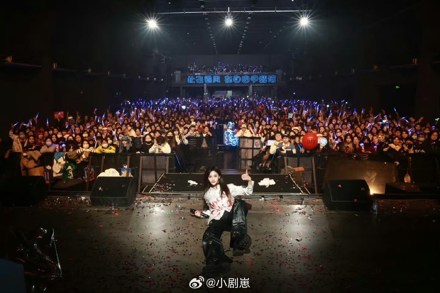 袁一琦感谢粉丝一直在 被袁一琦和粉丝暖哭！每次演出必发大合照，这些画面都是爱的见