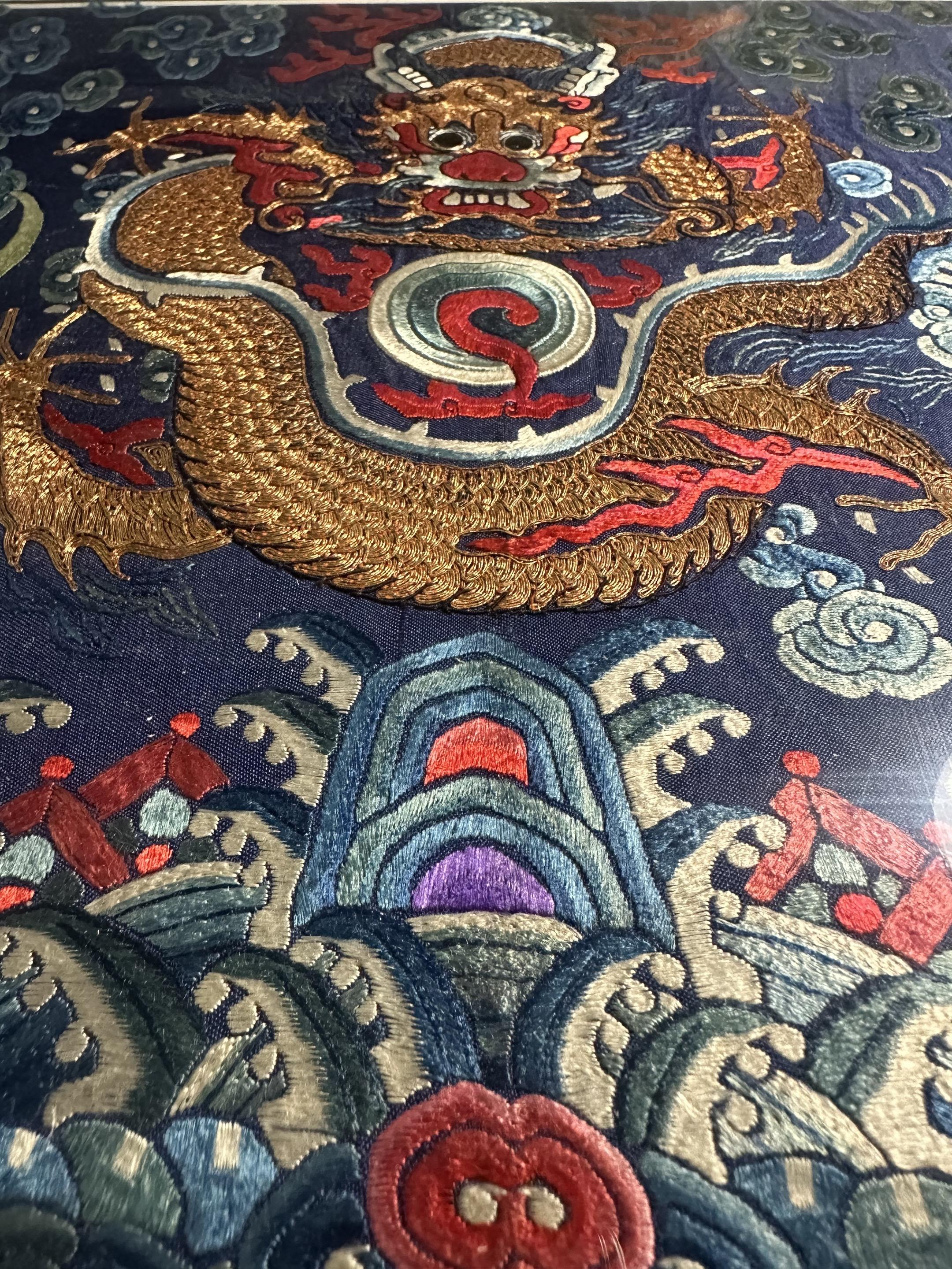 清同治蓝地盘金彩绣正龙纹手绣
