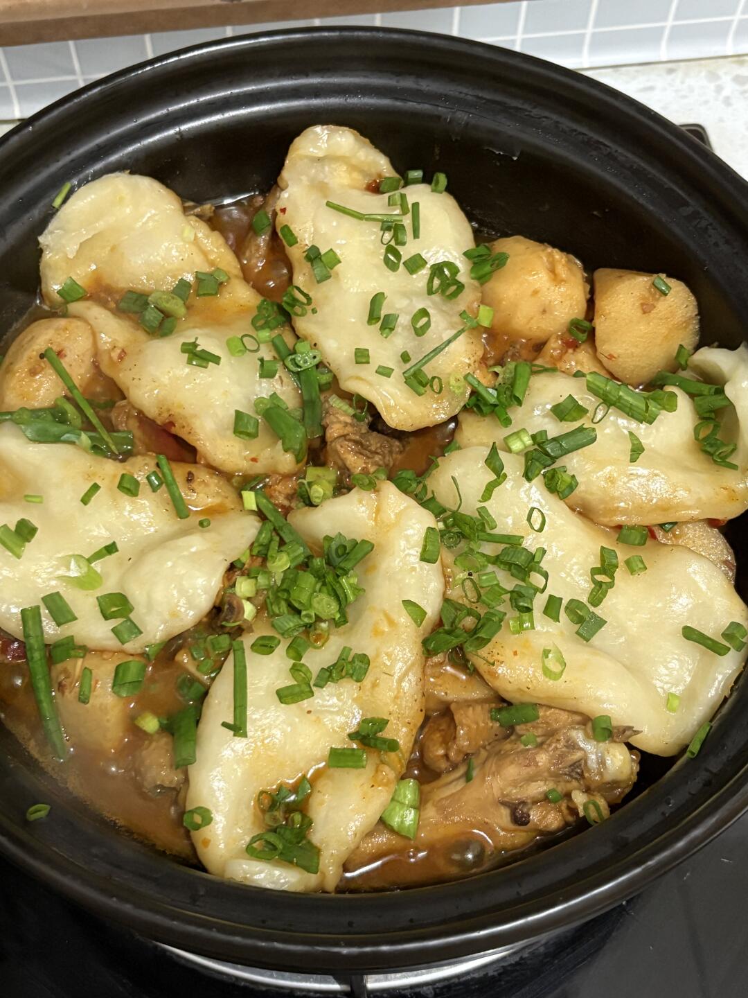 地锅鸡芋头烧鸡🍲好吃到连盘子都想舔干净！