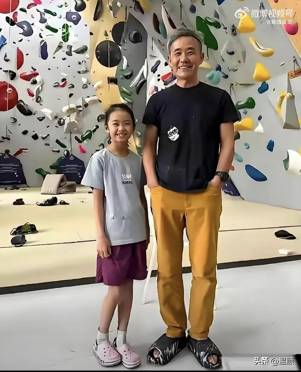 父与女，75岁的王石，带着小女儿在攀岩馆打卡合影。常年坚持运动自律，他说想好好保