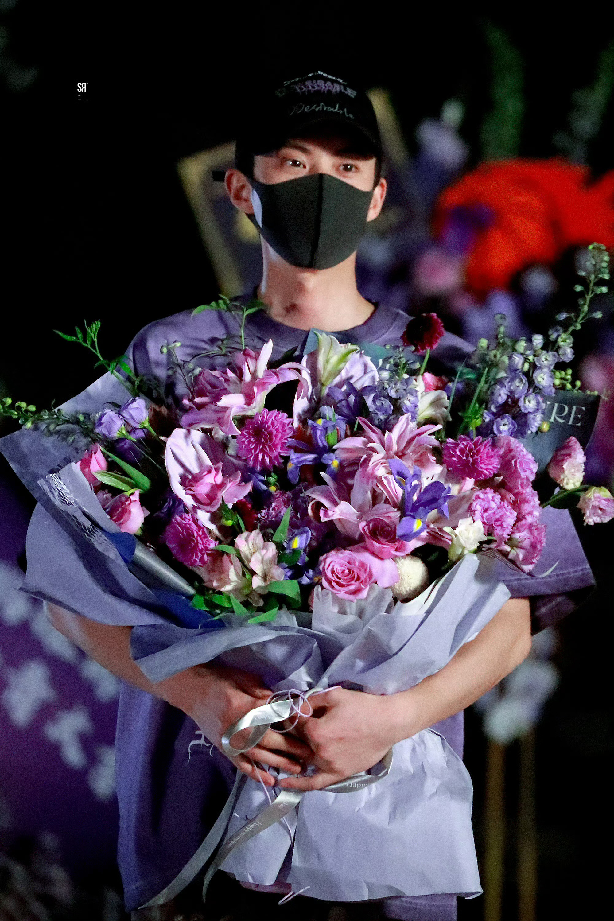 #王鹤棣杀青捧花照#黑夜告白我劝你今年冬天就上 我太想看冉sir了[并不简单] 