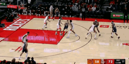 杜兰特太拼了！第三节连续送出保姆级助攻，阿门躺赢得分，球迷锐评：又当爹又当妈实锤