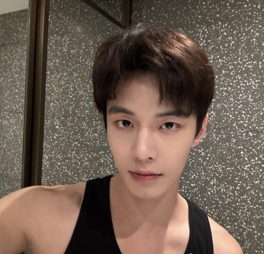 何与超话何与靳朝 🦈何与双轨 
小何与，你不是资源咖，也不是所谓的资本捧红小生