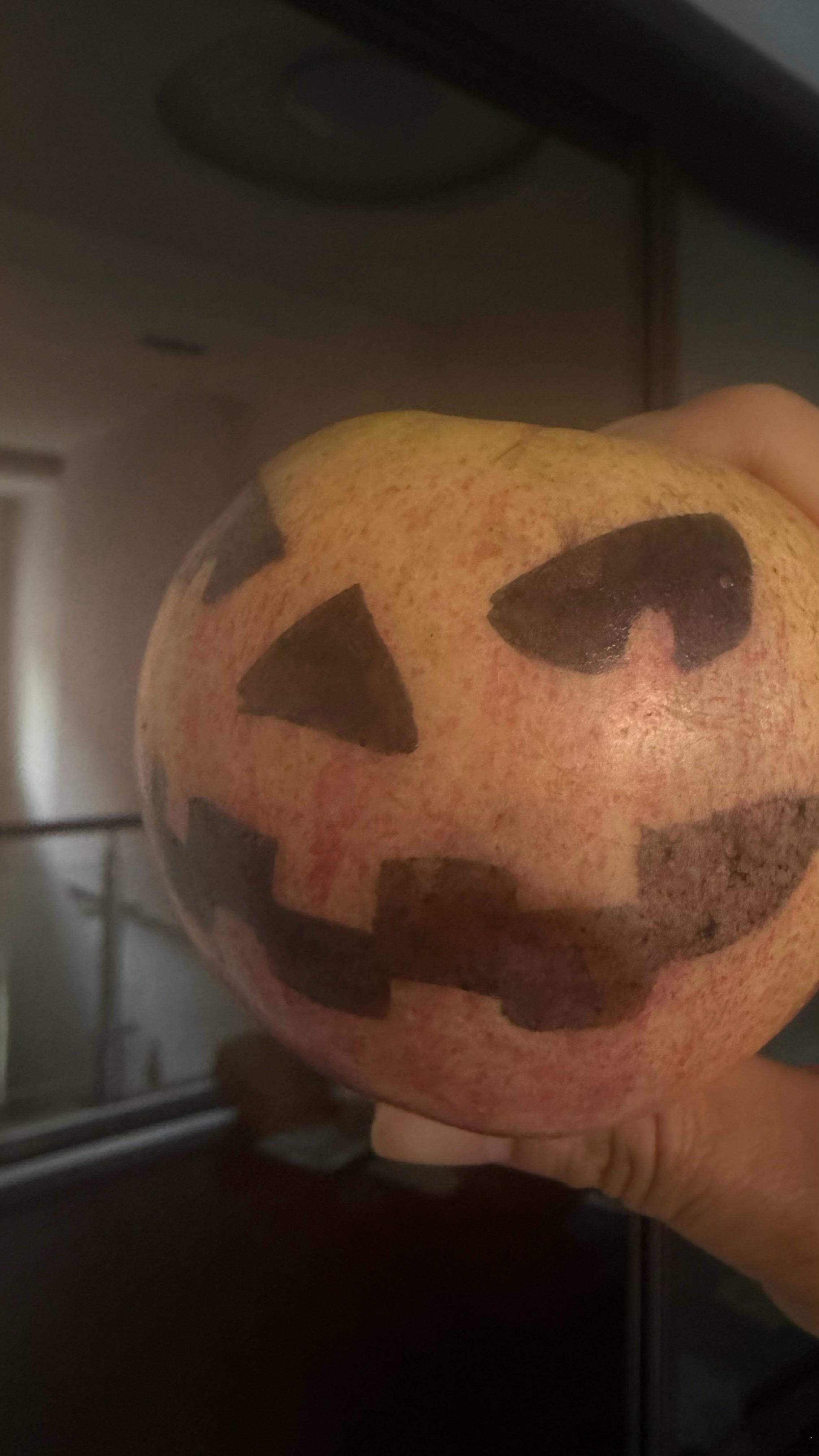 QQ的南瓜节啊呸万圣节苹果。剩了一个。我刚看到，一会给她吃掉