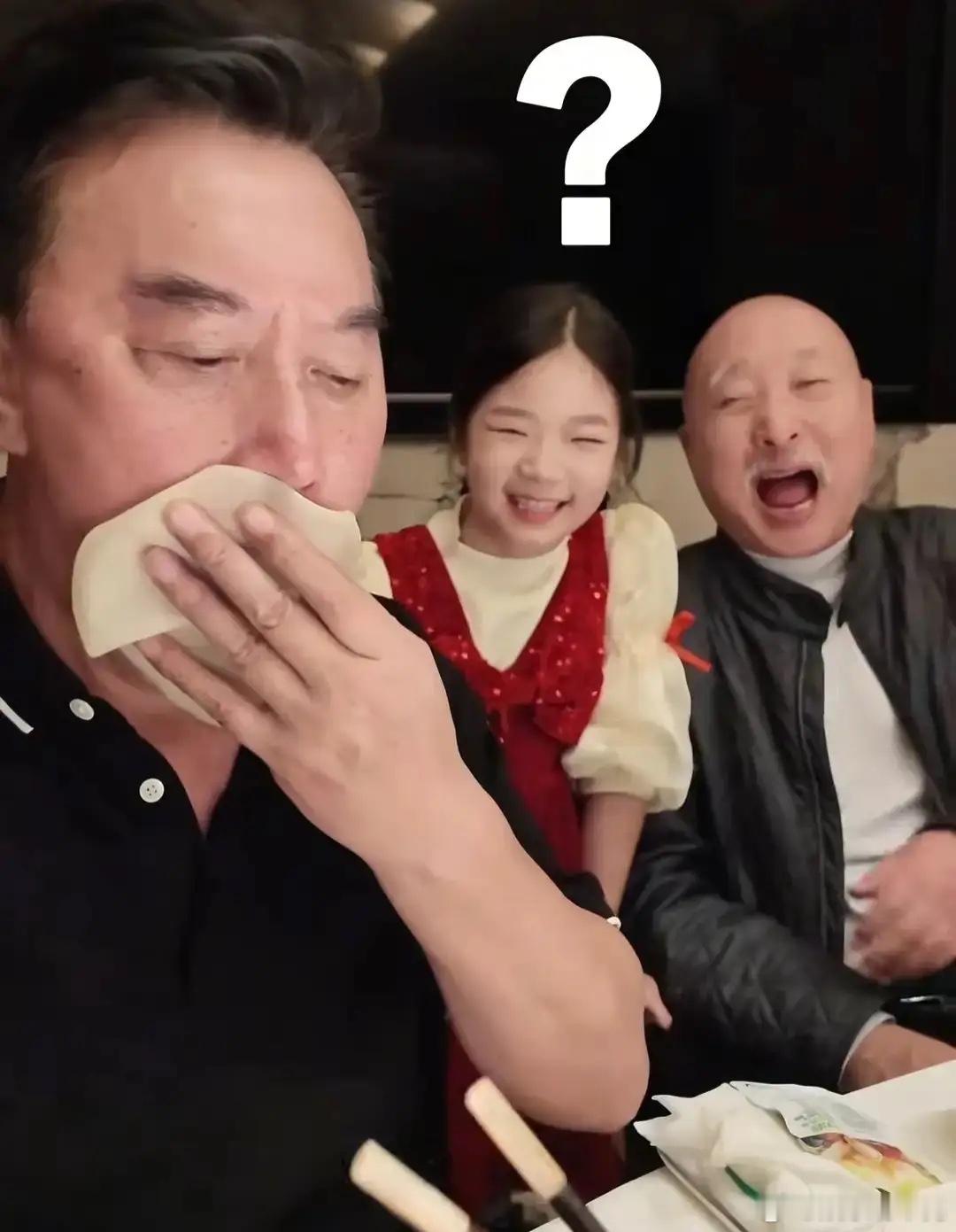 陈佩斯元旦和妹妹陈丽达聚餐，妹夫张山也在，儿媳露面漂亮又大气！ 