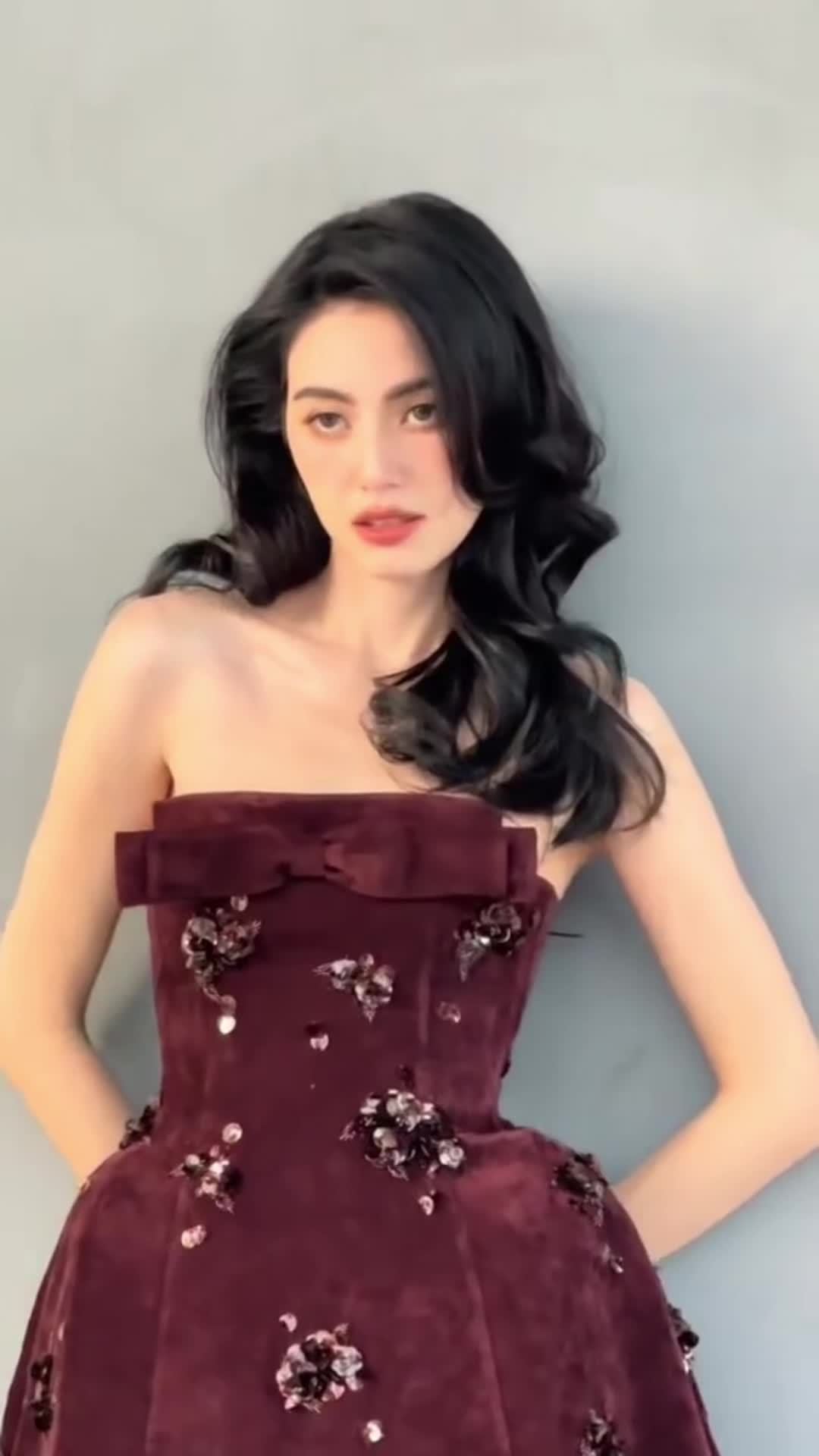 明艳度拉满 💐Mai Davika宣传新剧《摄政王妃》造型，一袭国牌SHUSH