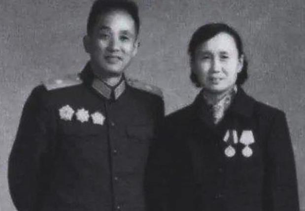 1947年，30岁解放军师长周志坚，迎娶19岁女护士，谁知新婚当夜，周志坚却莫名