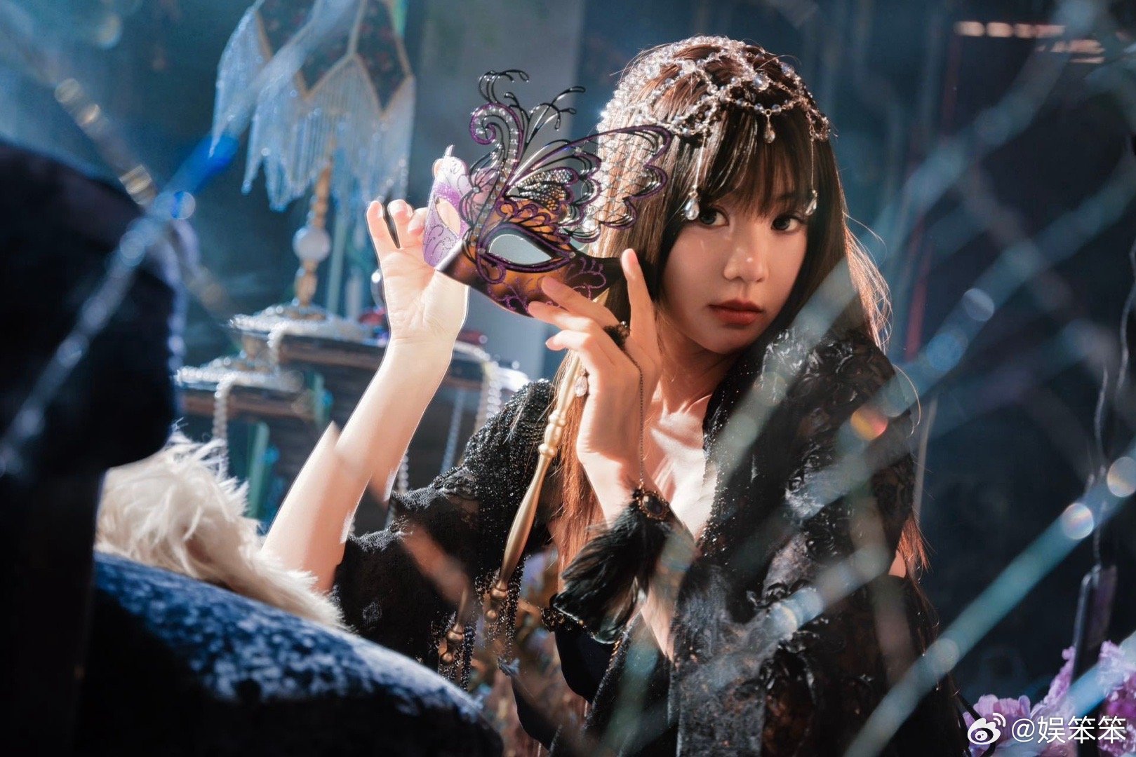 胡意旋小白花爆改黑玫瑰 胡意旋这波变身绝了！小白花直接成黑玫瑰，黑色蕾丝裙配王冠