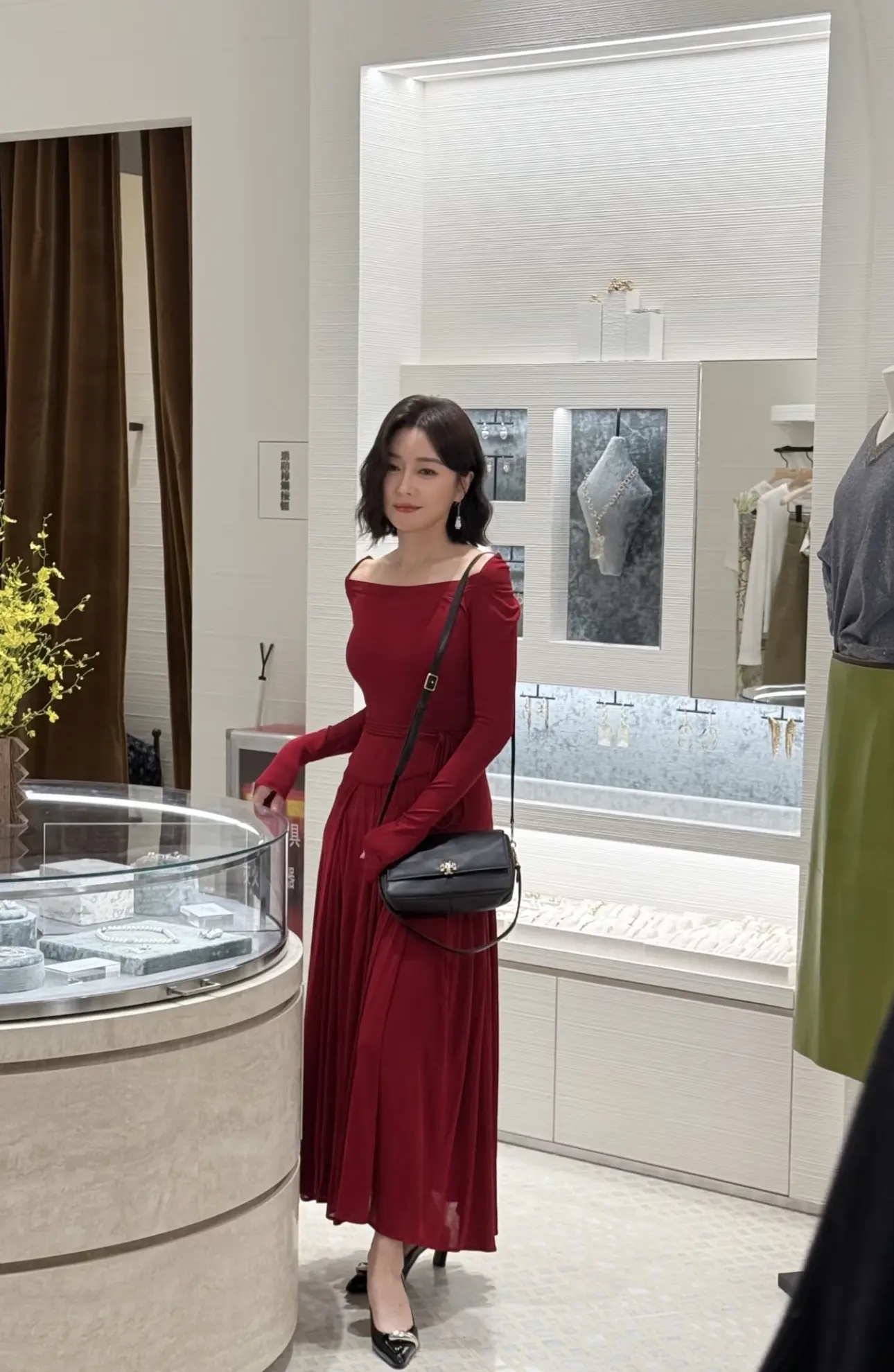 秦岚一袭红裙太美艳了，46岁根本看不出年龄