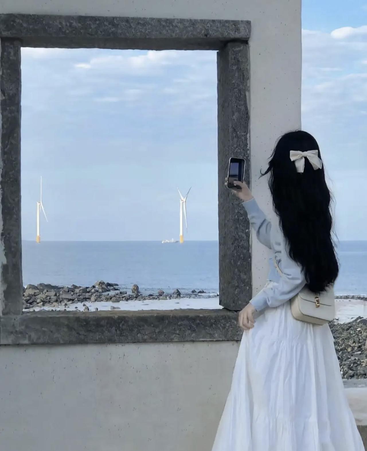 不管你信不信，突然冷落你的人一定跟另一个人有关系，他在冷落你的同时，正位捂热别人