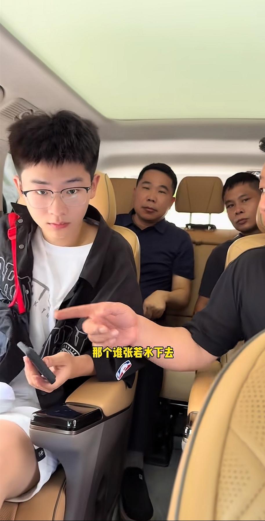张大炮教子有方，今天他儿子上车，一屁股坐到副驾驶后方的尊位上，当场就被张大炮狠狠