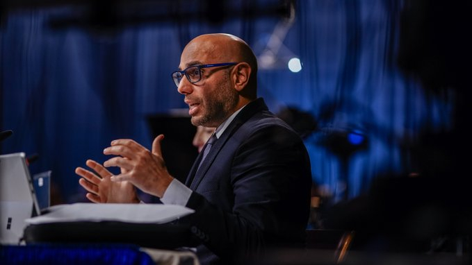 哇。《纽约时报》的一篇文章，竟然在介绍我时没有诽谤和人身攻击：“新的[CDC A