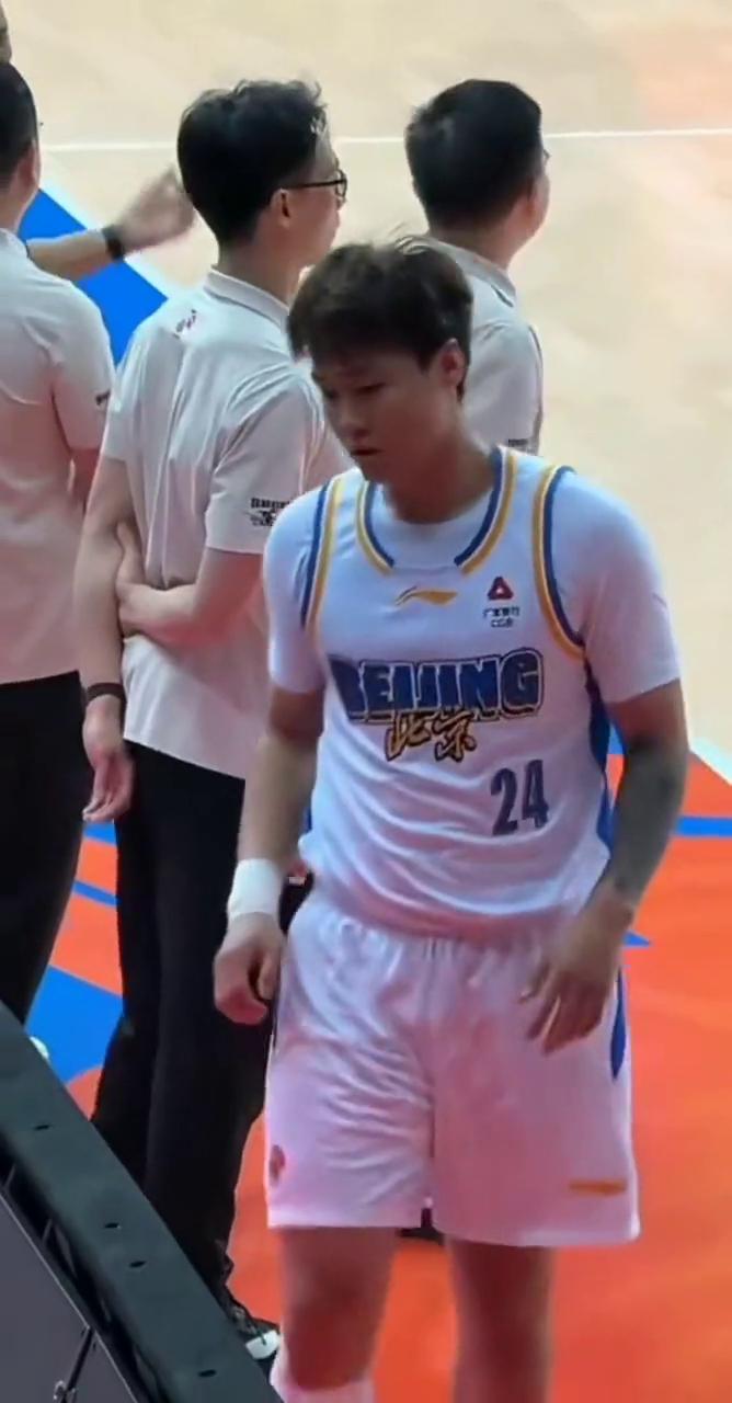 把神秘武器拿出来，猜猜会是什么？吃香蕉不就两口一个吗？开始战斗。