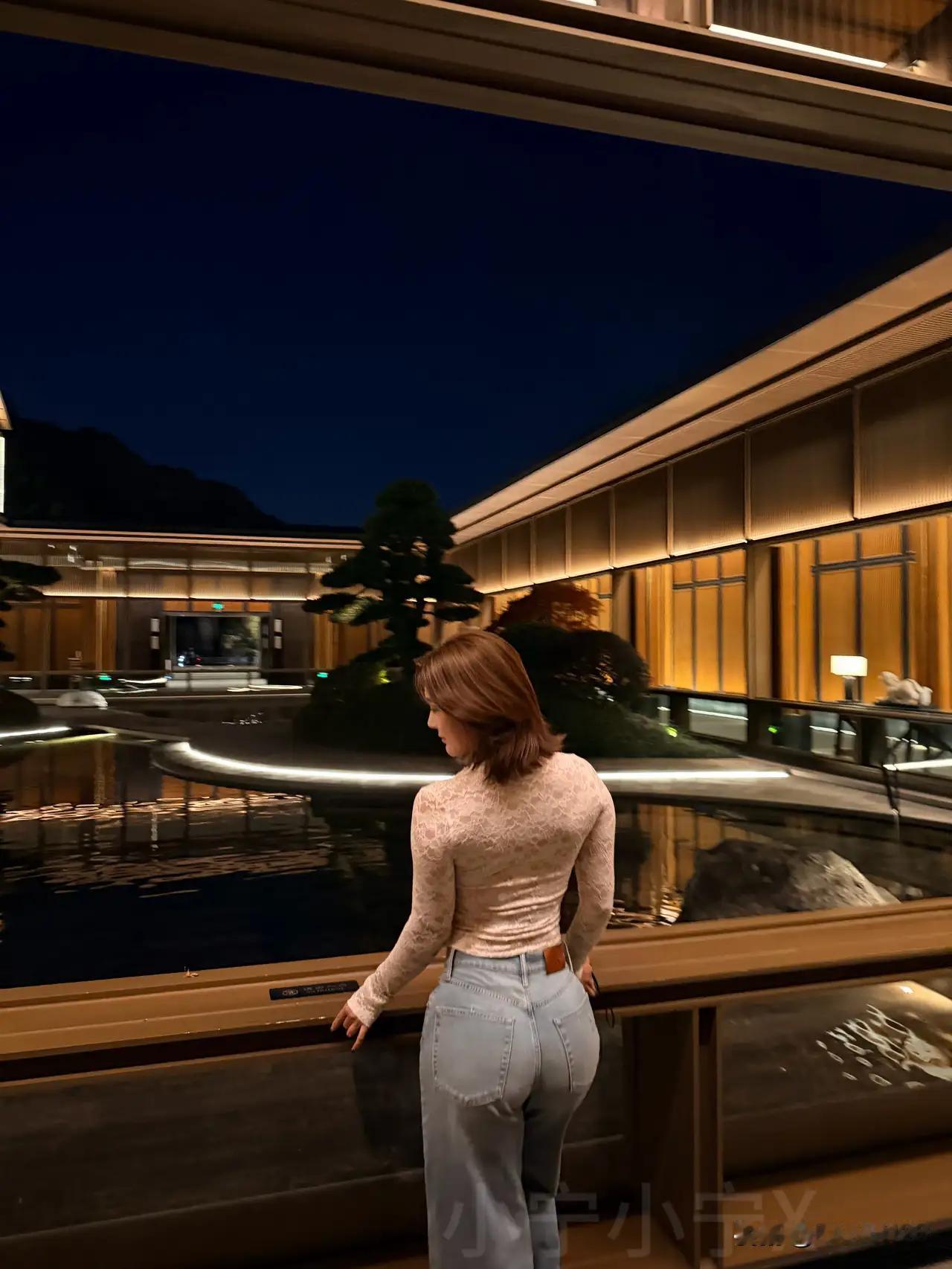 夜晚的宁静，俯瞰山景，感受自然之美