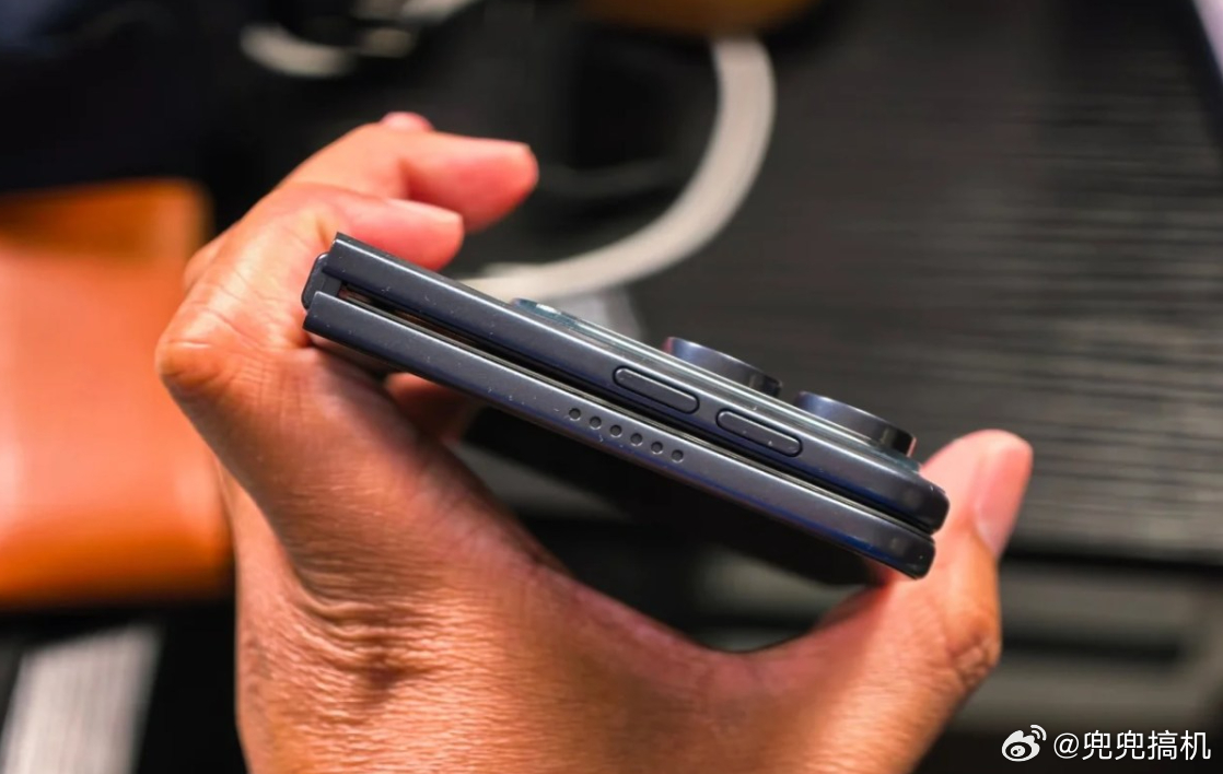 iPhoneUltra黑色机模，终于露面了。之前曝光的全是白色，这次黑色款一出质