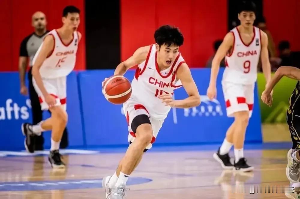 张博源球探报告：
优点：
1、作为本届中国男篮U17的得分王，张博源最大的优势是