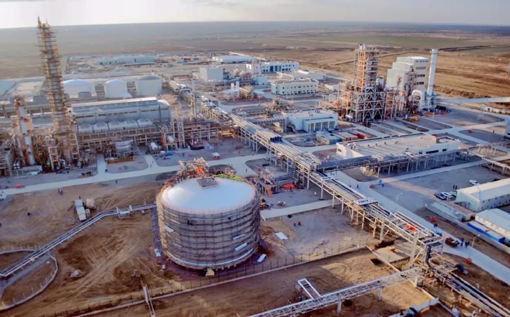 五枚导弹，拦下四枚，就那漏网的一枚，不偏不倚，正好砸中。 炸的不是别的地方，是卡