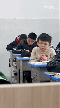 在作题和作弊之间，你却选择了作法[哆啦A梦害怕] ​​​