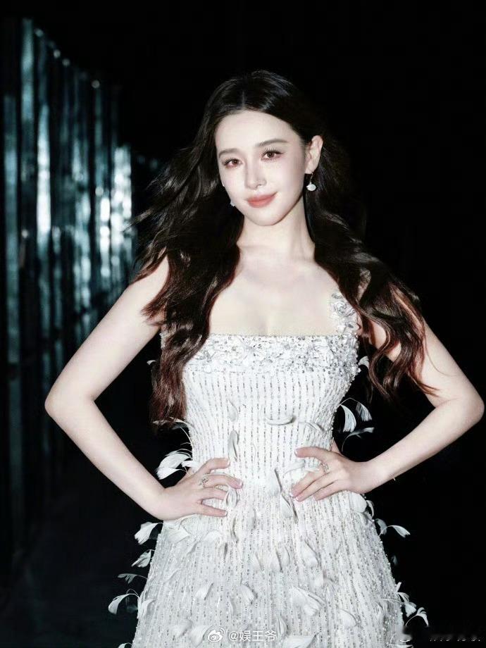 阚清子520营业照阚清子琥珀色的眼睛太美了  这是阚清子还是叶琳 