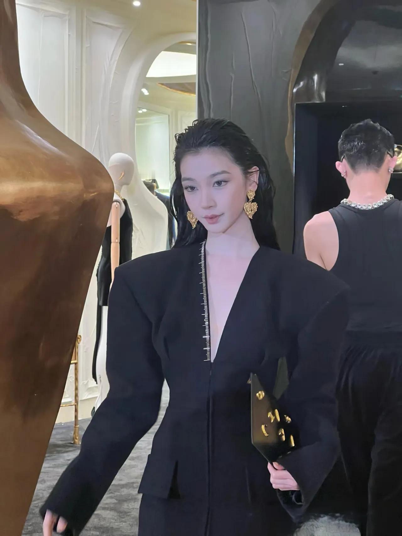 易梦玲，这次造型真的鲨疯了！

第一， 御姐风太适合她了，梦玲姐姐这次的造型团队