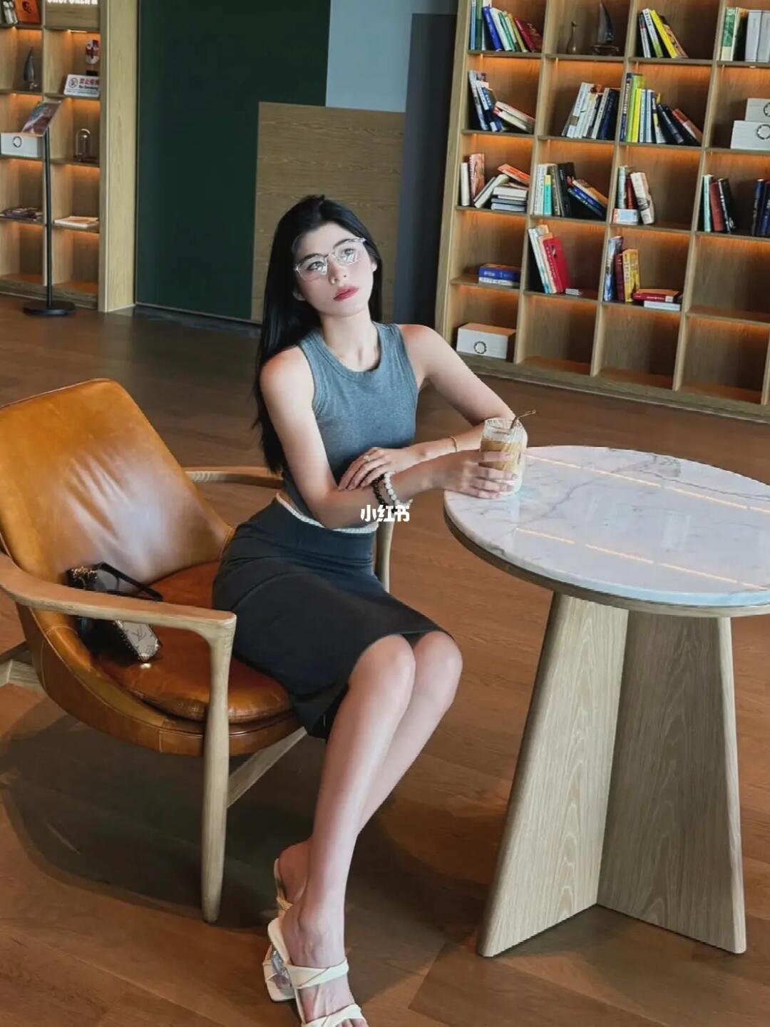 哇 是斯文知性姐姐