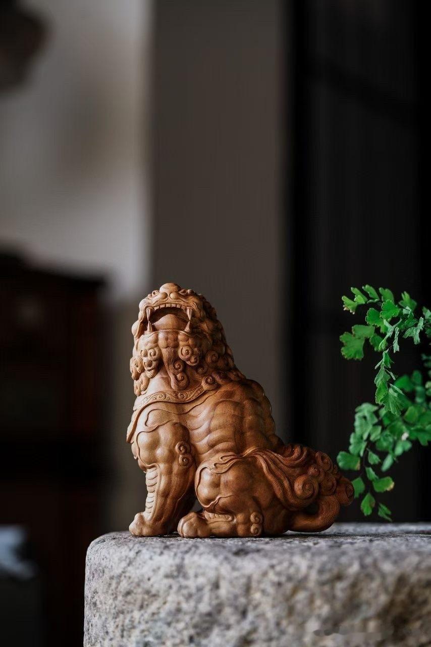 有些狮子，重在威。
有些狮子，却在威之外，多了一份沉静。

檀香木色温润深沉，鬃