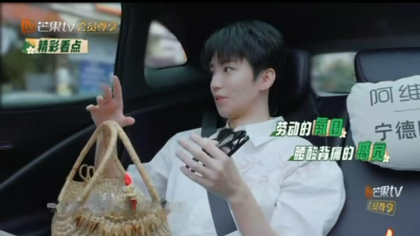 谁能想到王俊凯还会因为见晓明哥而紧张！小声给自己打气“小王加油”，这乖巧模样，估