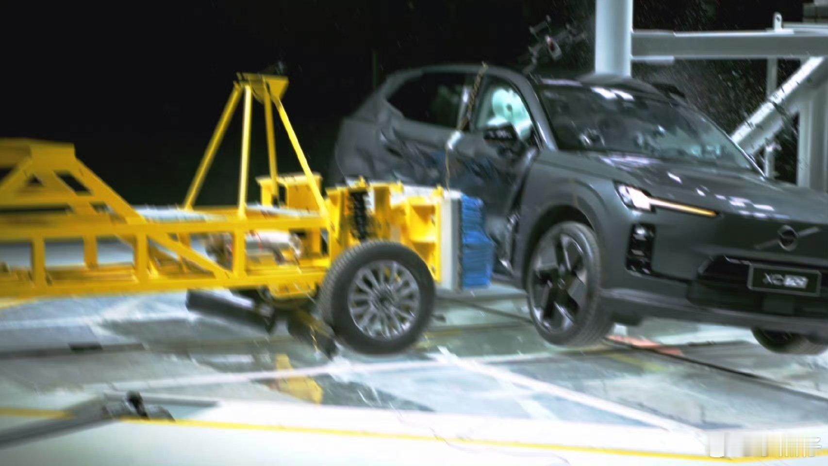 XC70被连续撞击三次会怎样你见过连撞三次还不修直接测的车吗？沃尔沃全新XC70