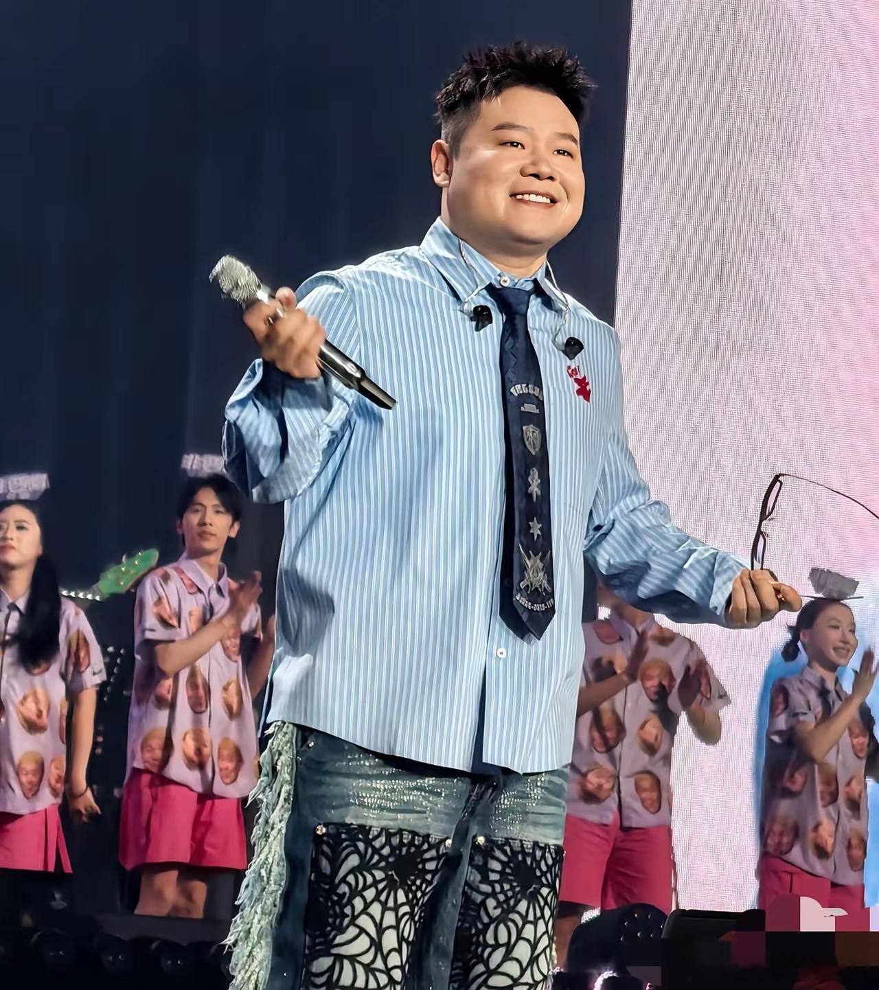 现在全网最郁闷的就是岳云鹏了不是因为和师父有矛盾了也不是演唱会不成功，而是因为欠