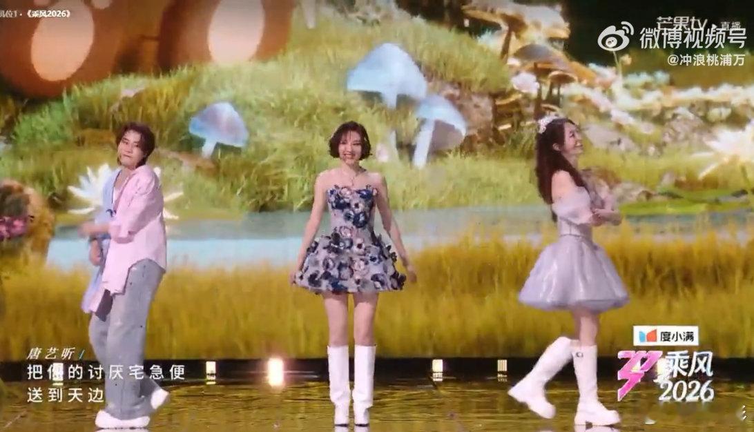 王濛李小冉父母爱情乘风2026被二人温柔互动狠狠拿捏！王濛宠溺眼神注视唱歌画面温