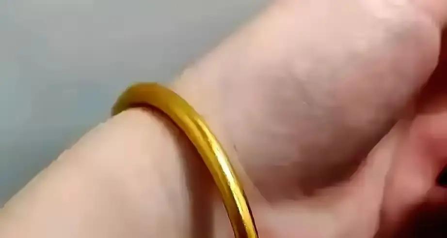 女子在夜市花十块钱买了个镀金镯子，天天戴着洗碗洗澡，戴了八年愣是没掉色，送去金店
