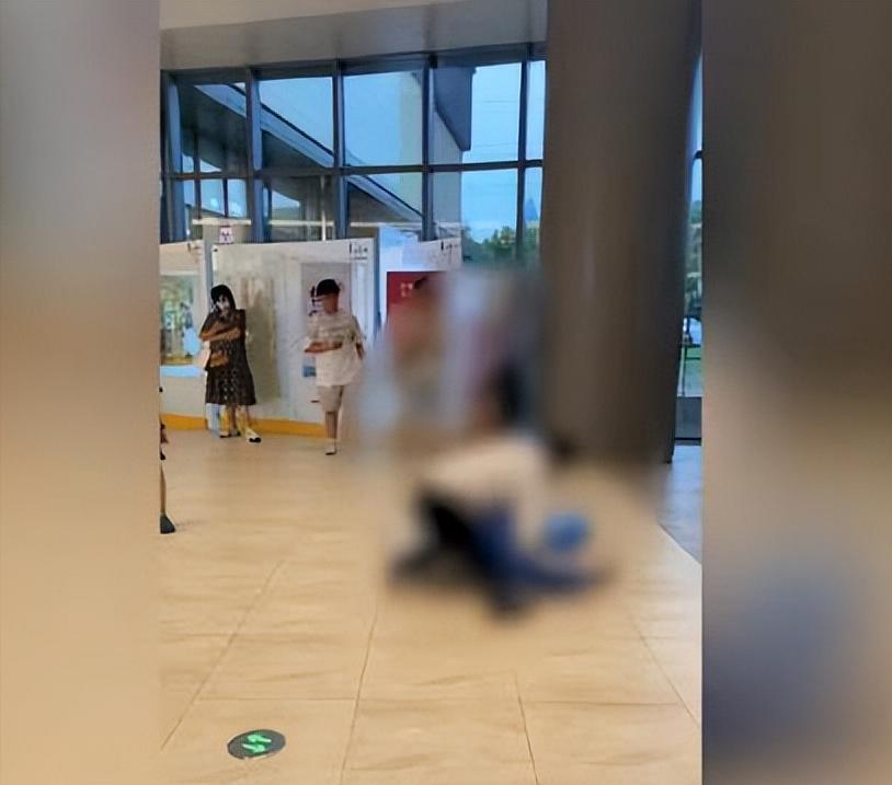 【骑手跟保安起争执被对方抱摔，商场：会去调查处理】7月21日，上海。有网友发视频