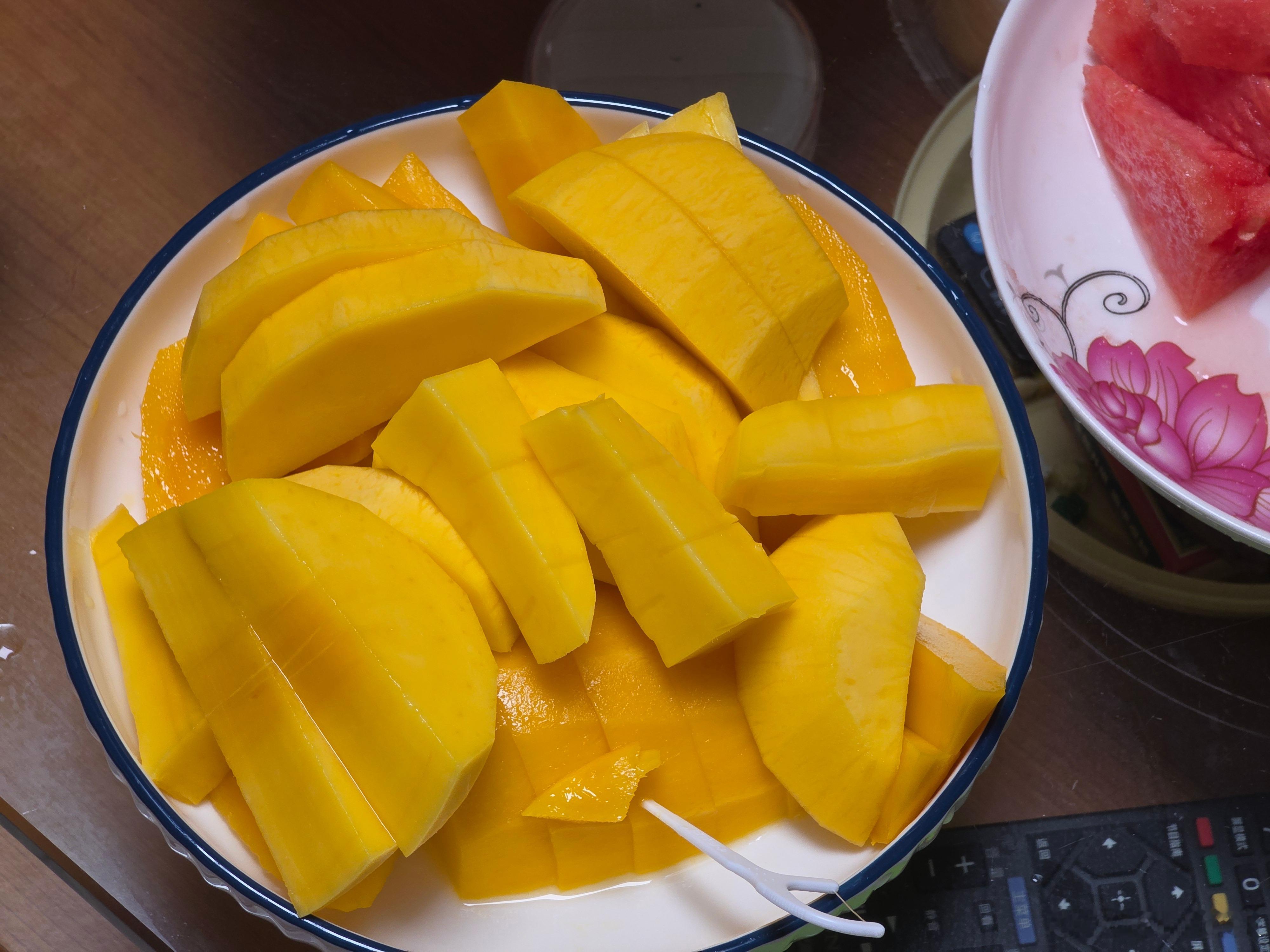 老婆在家切芒果，弄得一屋子都是汽油味[笑cry][笑cry][笑cry] ​​​