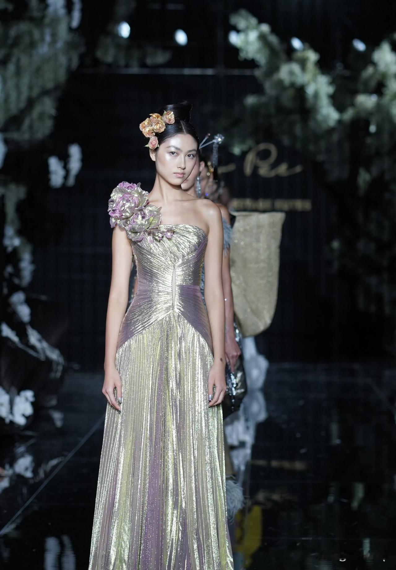 任达华女儿任晴佳走秀，妈妈琦琦到场陪同。任晴佳完美遗传了妈妈的身高，现在有180