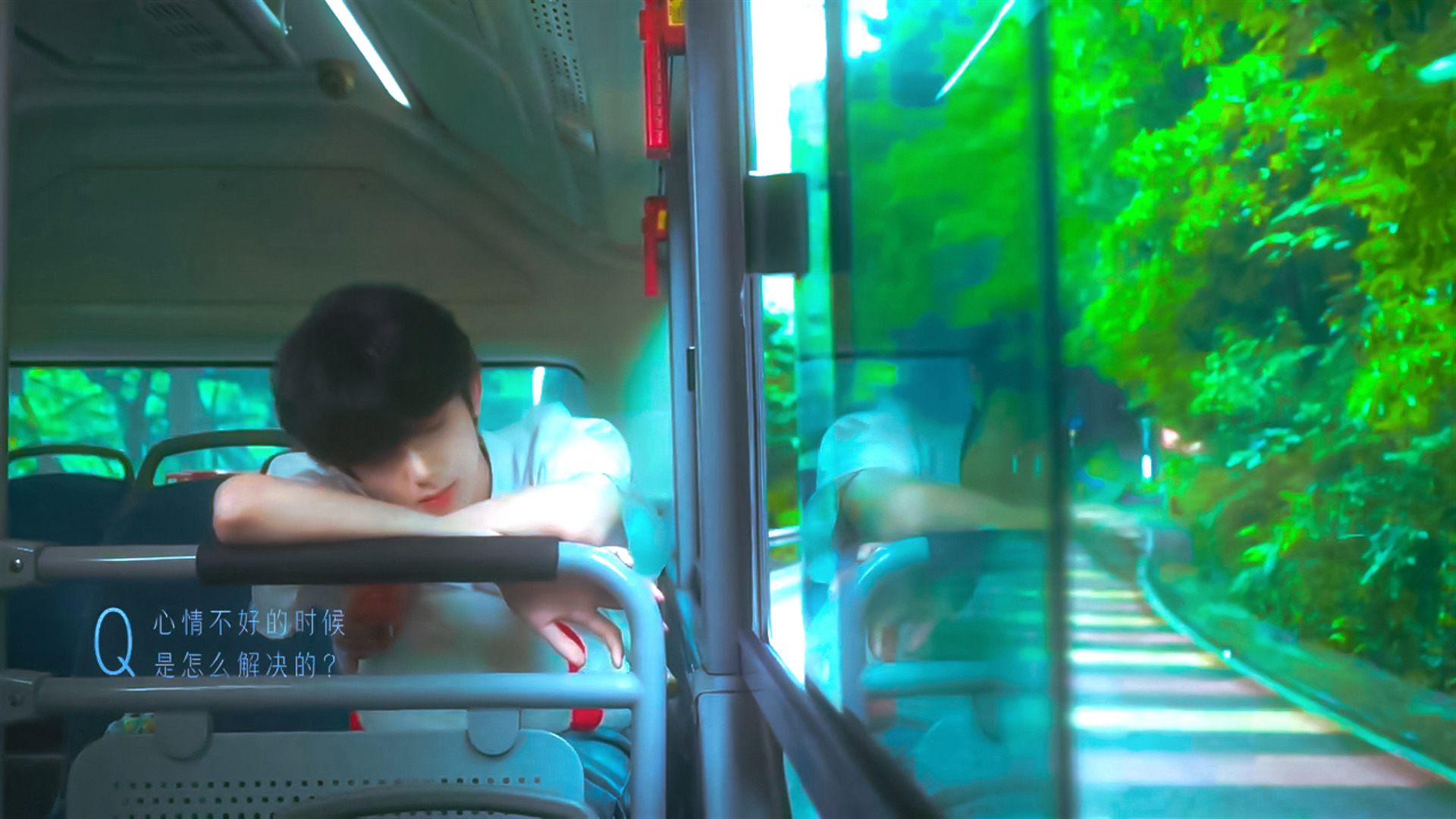 山泼黛，水挼蓝，翠相搀 