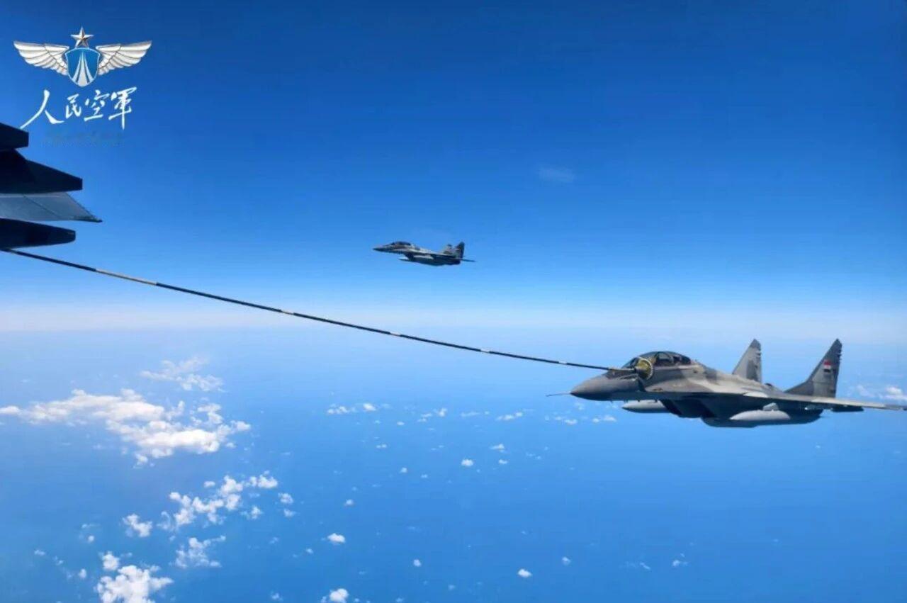 运油-20直接给“阵风”空中加油！
 
在中埃“文明之鹰-2026”空军联合演习