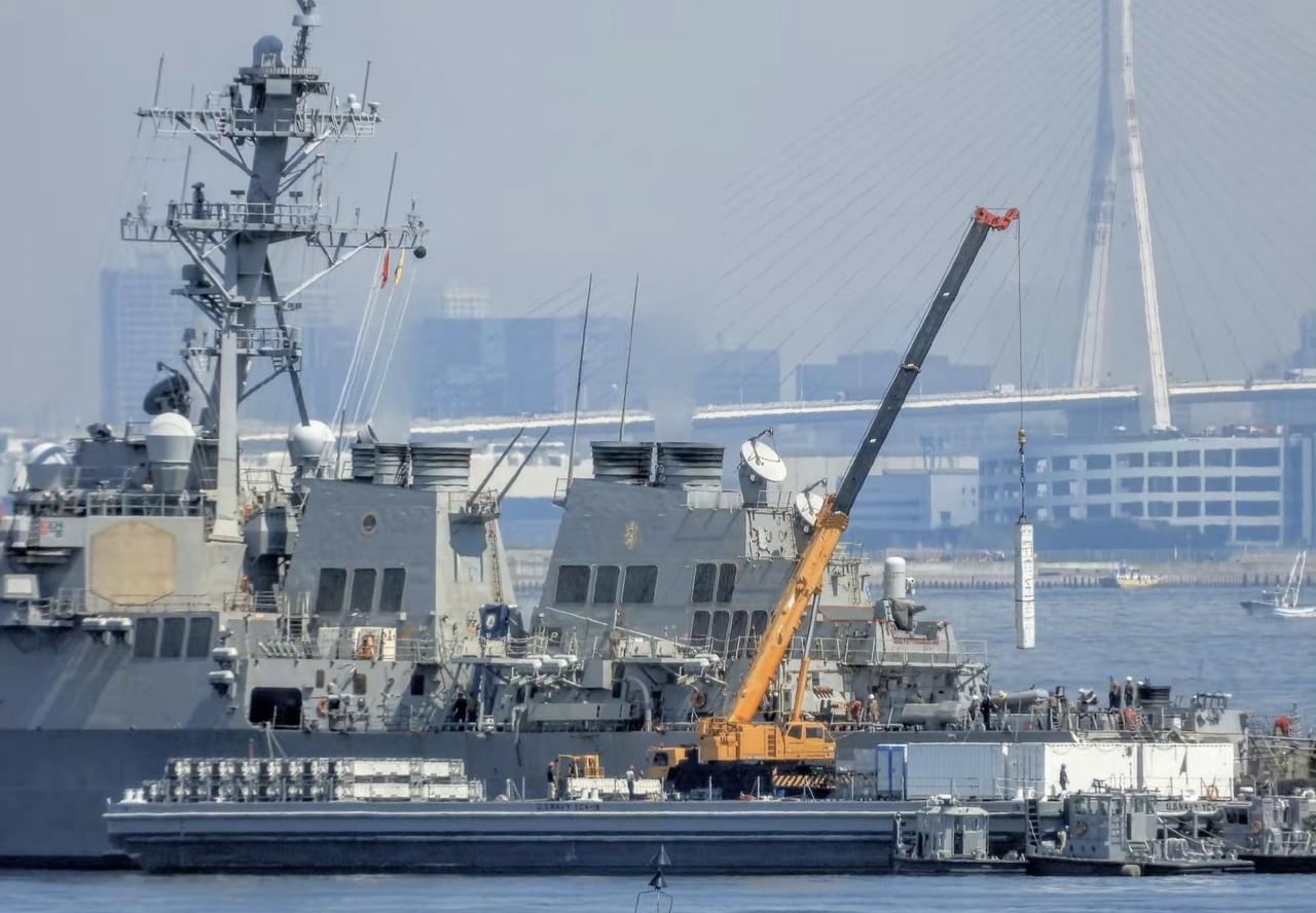 在南海断电4天的美国海军伯克级驱逐舰“本福德”号回到日本横须贺海军基地后，开始卸