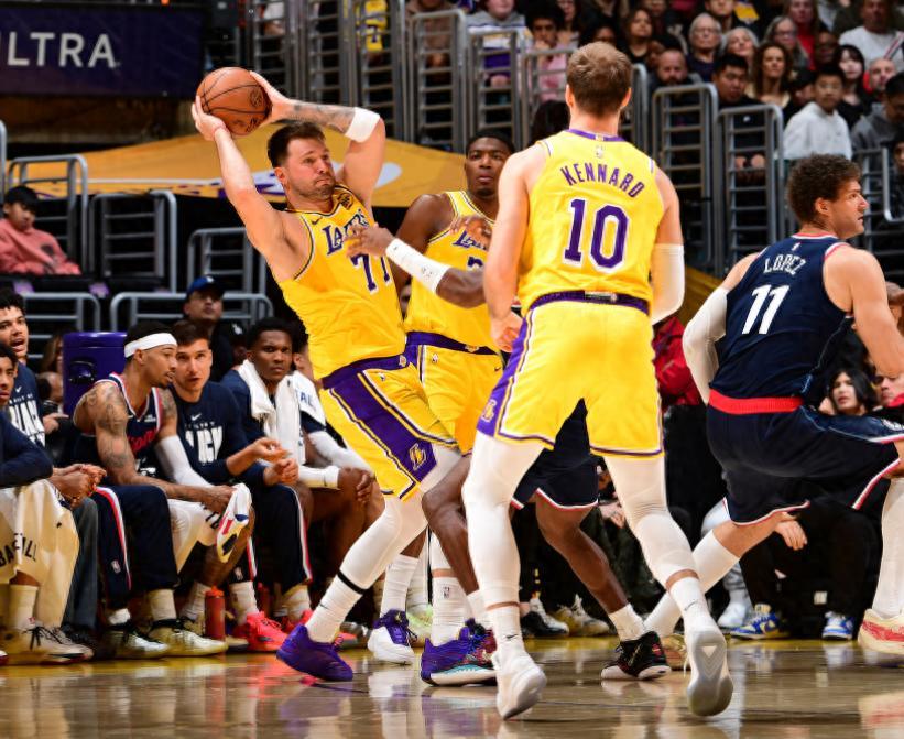 东契奇38+11+8三分 湖人新王仅存1软肋

湖人队与快船队的这场对决，不仅仅