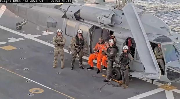 阿尔忒弥斯II号（Artemis II）机组人员搭乘太空舱在完成历史性的月球任务