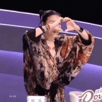 别人的提词器是救星，何老师的提词器是 “天敌”，还专挑那英闯祸时摆烂～