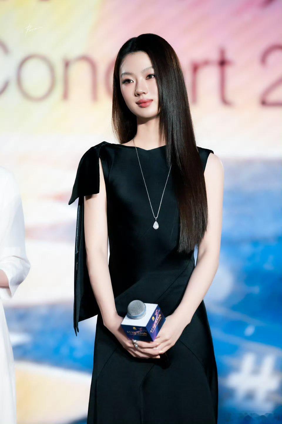 昨天电影频道单依纯状态🈶被单依纯的表情帅晕了