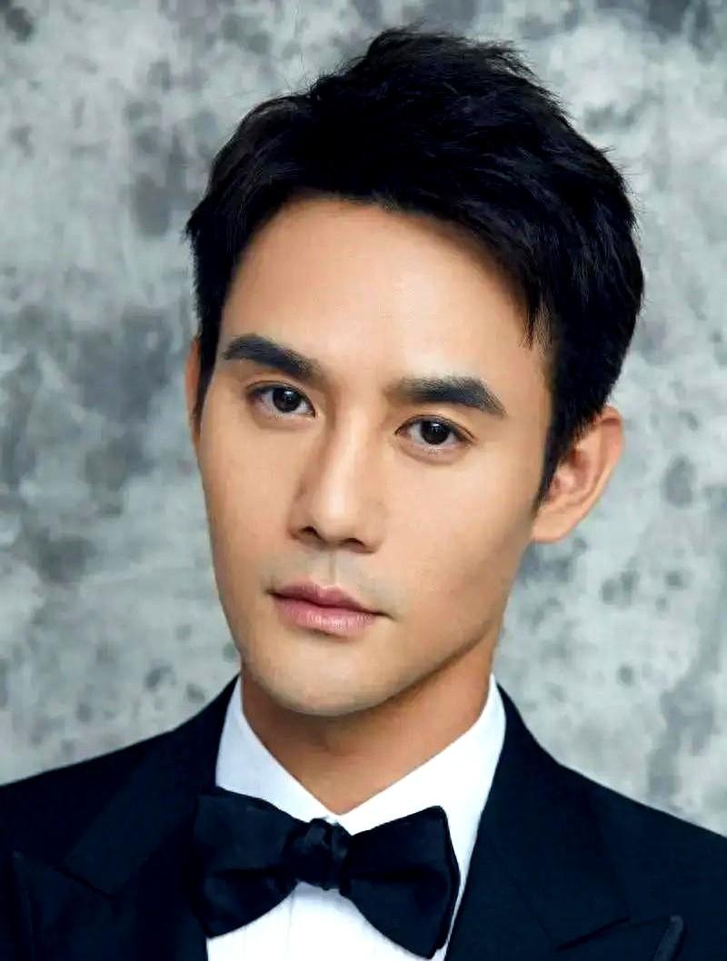 以前的王凯多火呀？都快忘了这人了。

当年《伪装者》《琅琊榜》一播，那真是走到哪