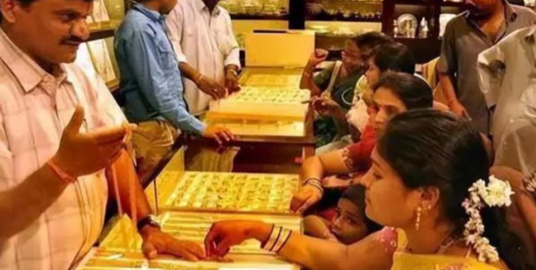 印度想把自己存在美国的黄金运回家，美国不让，可另一边，中国却用聪明的办法，把黄金