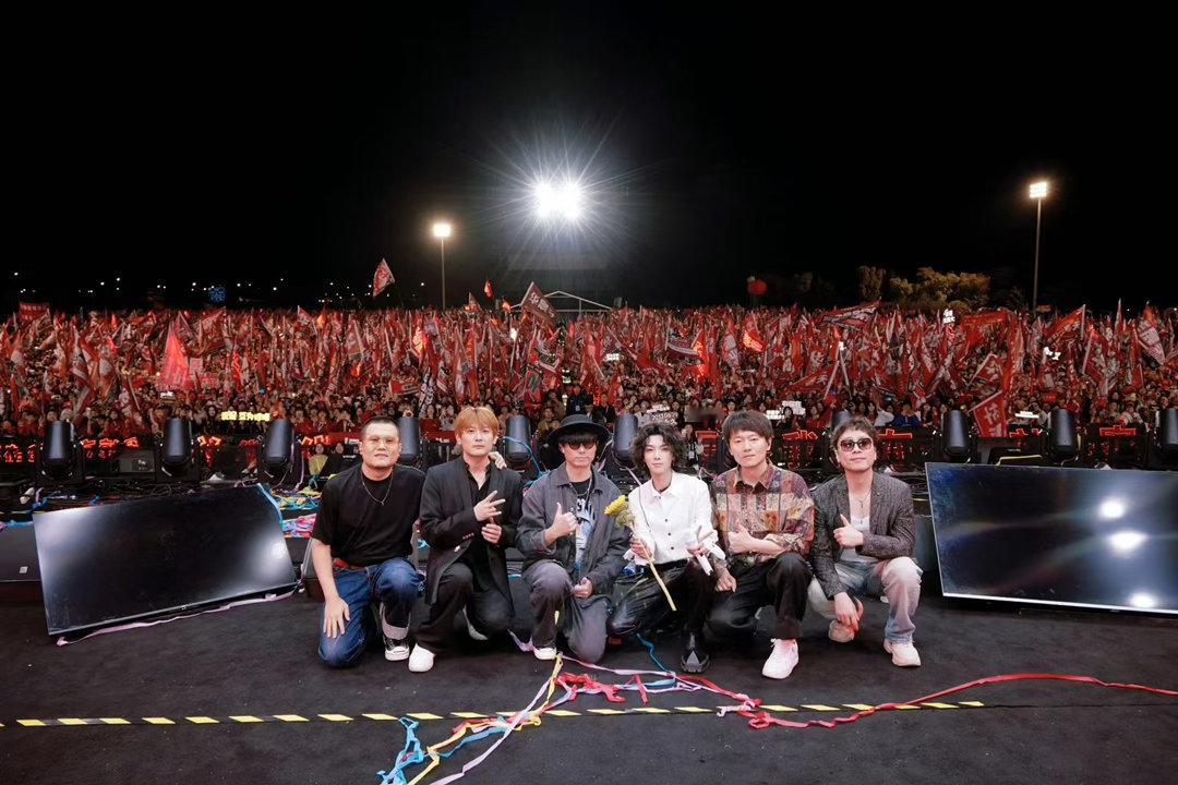 华晨宇 这一天不会让大家等太久 他没说具体时间，但说了“不会太久”。对信他的人来