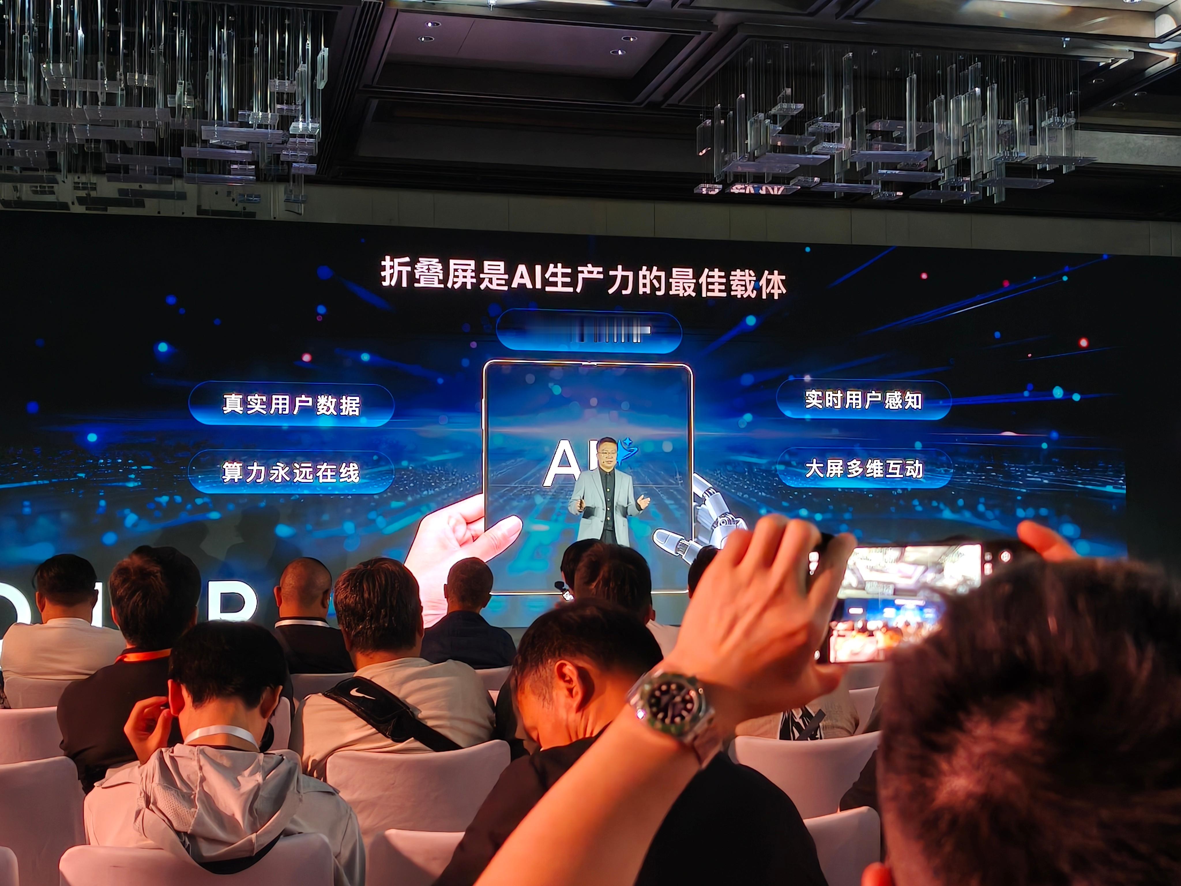 折叠屏是AI生产力的最佳载体，荣耀Magic V5将双屏利用起来实现AI双屏协作