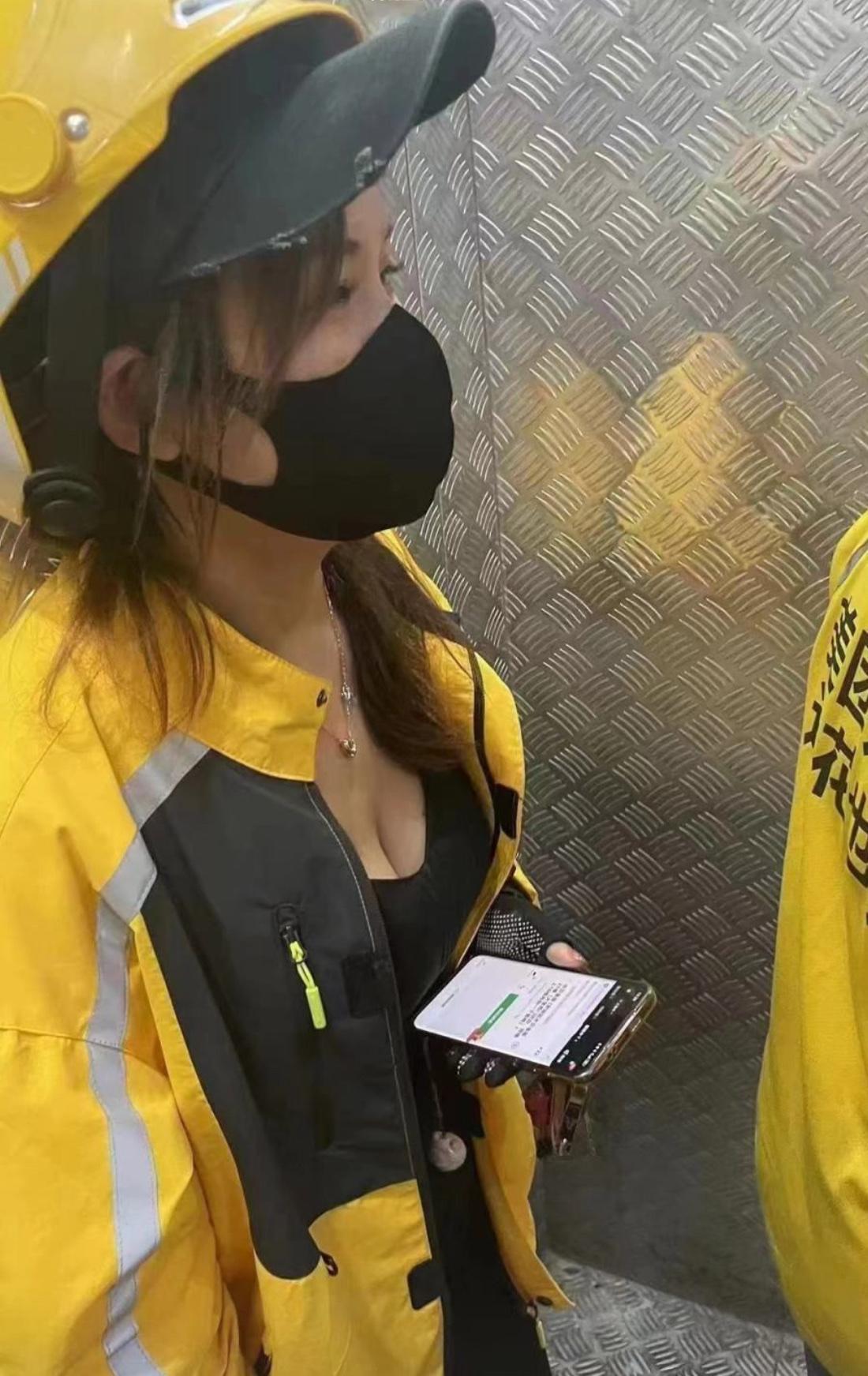电梯里碰到个女外卖员，小哥直接看愣了，手里的手机差点拿不稳。以前总觉得外卖员都是