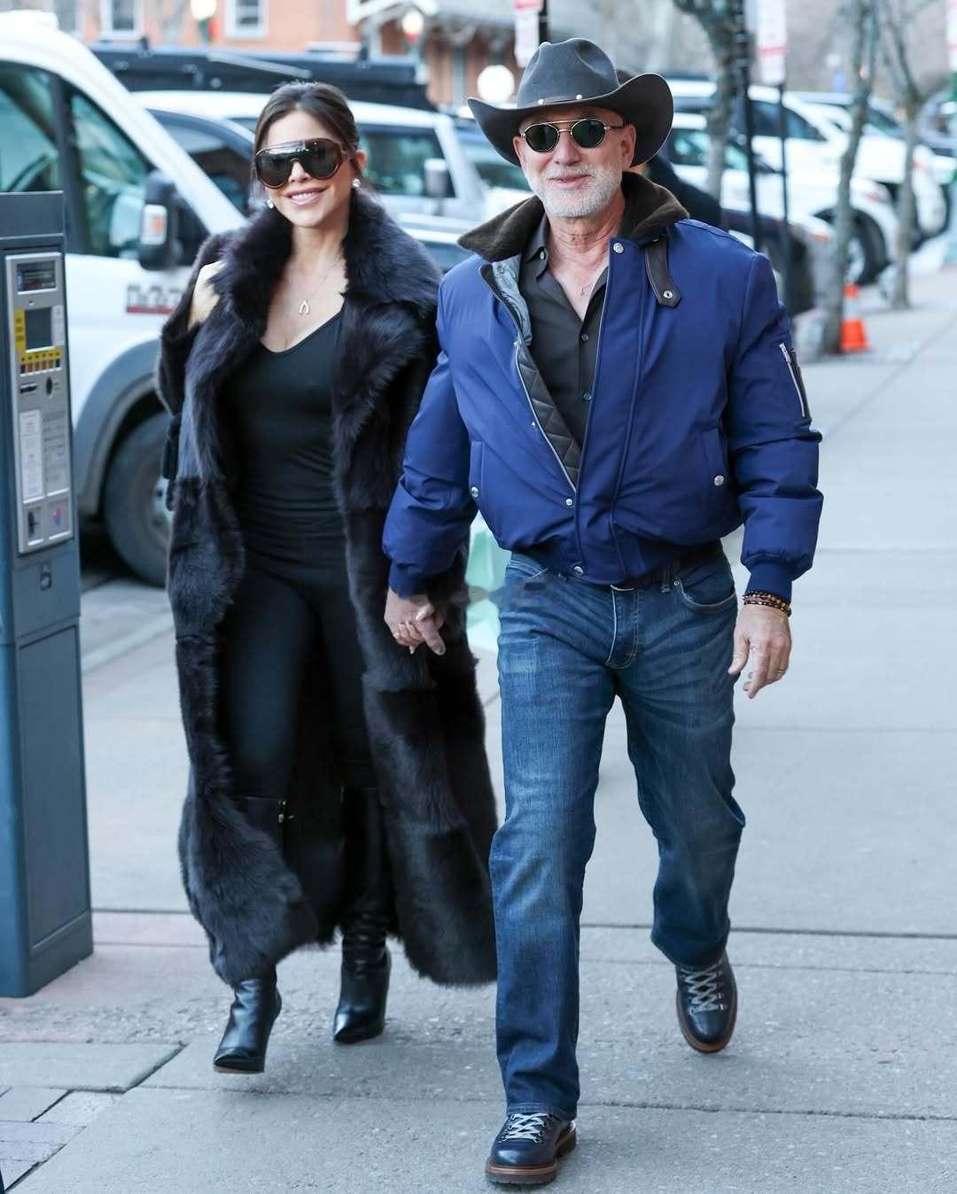 贝佐斯和桑切斯在Aspen街头👇 