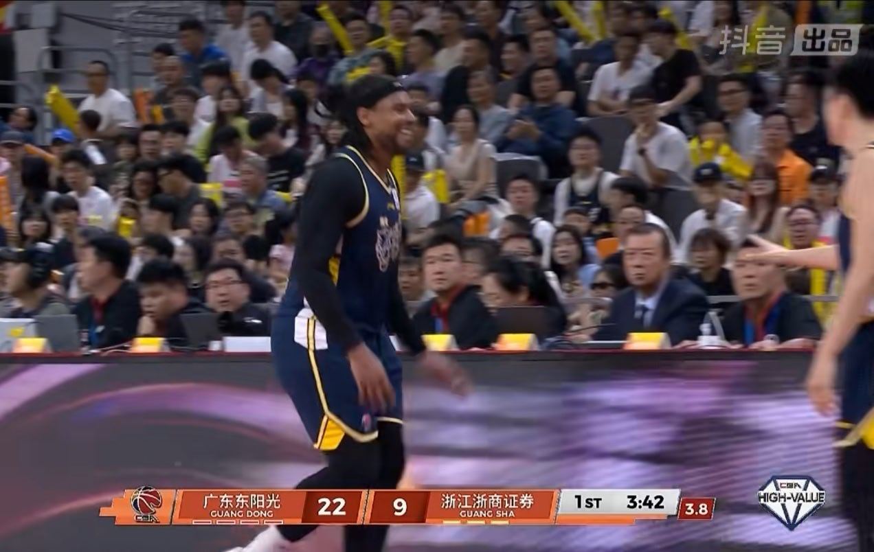 很多技术等到打cba以后再练就会各种别扭。就说胡金秋刚才这个持球突破，他就只会走