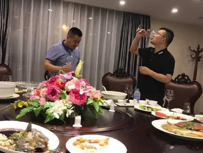 有段时间为了工作一天天的酒局不断，有时候一天都能喝五顿酒。经常喝的家都找不到了。